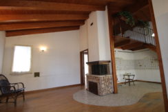 Casa singola divisa in 2 appartamenti Casa singola divisa in 2 appartamenti