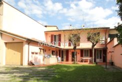 Casa a schiera con ampia corte