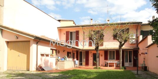 Casa a schiera con ampia corte