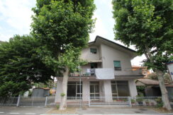 Casa indipendente composta da più appartamenti + negozio e servizi