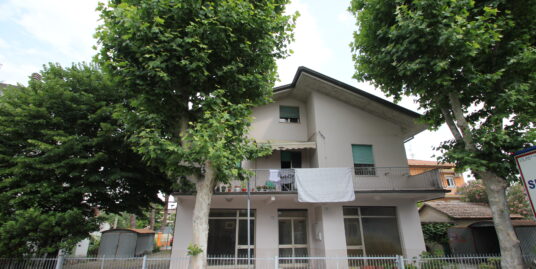 Casa indipendente composta da più appartamenti + negozio e servizi