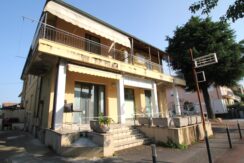 Intera palazzina (3 appartamenti + 1 negozio)