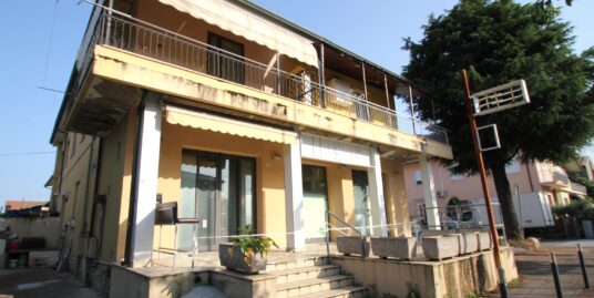 Intera palazzina (3 appartamenti + 1 negozio)